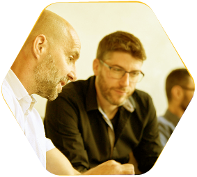 Deux hommes en discussion professionnelle