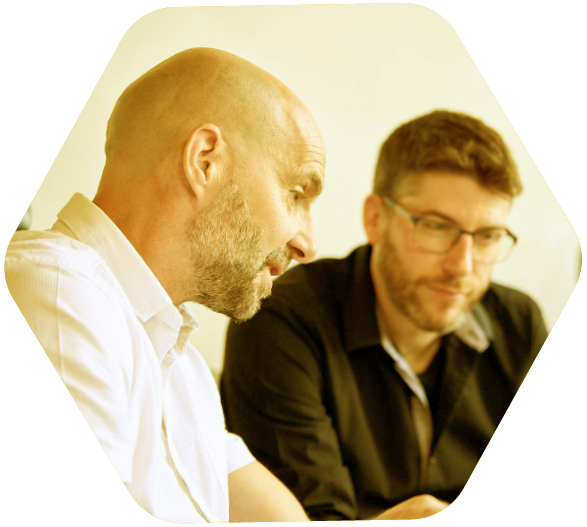 Deux hommes en discussion professionnelle